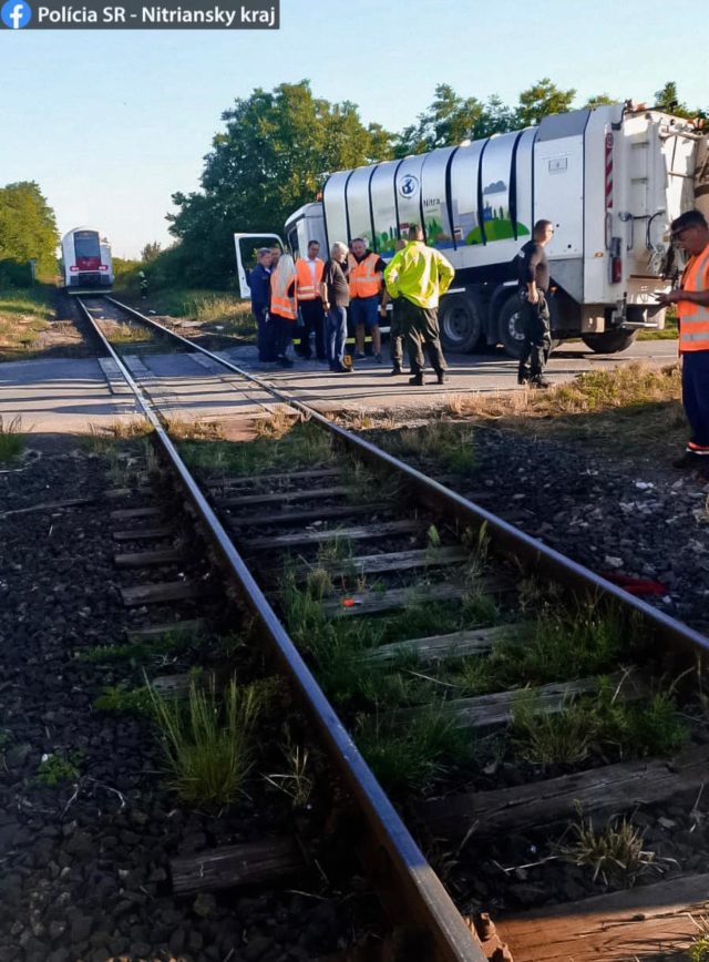 Nehoda zrazka s vlakom nakladne auto policia nitra 2.jpg