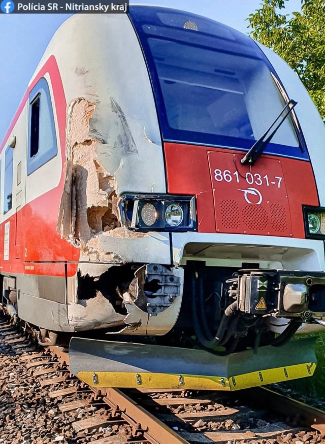 Nehoda zrazka s vlakom nakladne auto policia nitra 3.jpg