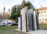 Pomník vytvorený z fragmentov Berlinského múru počas odhalenia pred sviatkom Deň boja za sloboda demokracia Nitra