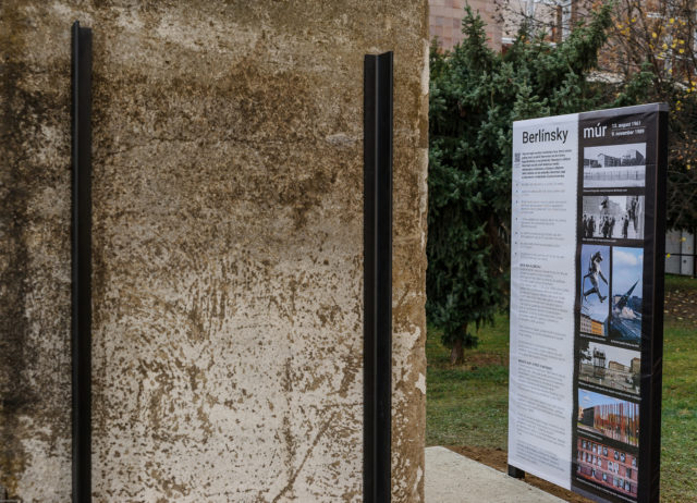 Pomník vytvorený z fragmentov Berlinského múru počas odhalenia pred sviatkom Deň boja za slobodu a demokraciu v Nitre. Nitra, 16. november 2021.