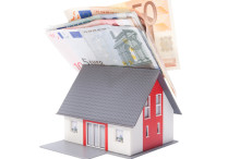 Dom s eurobankovkami na streche
