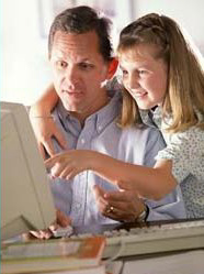 Muž s dievčatkom pozerajúci na monitor