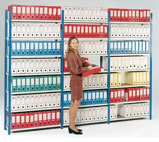 Žena stojaca pri archivačnom regále