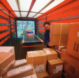 Muž ukladajúci balíky v kamióne