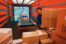 Muž ukladajúci balíky v kamióne