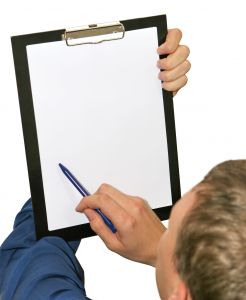 Muž zapisujúci si poznámky na papier