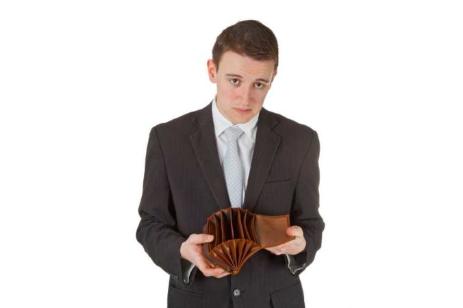 Muž v obleku s prázdnou peňaženkou