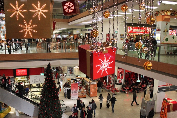 Vianoce pomáhajú obchodu, priemysel naopak klesá