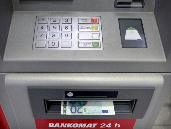Peniaze kradnuté cez upravené bankomaty banky klientom vrátia
