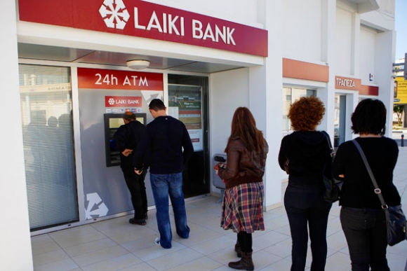 Poškodení cyperskí sporitelia dostanú podiely v bankách