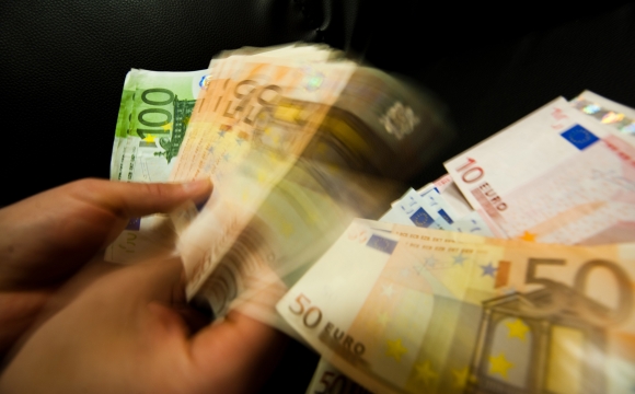 Ruky prepočítavajúce eurobankovky
