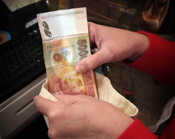 Tretina Slovákov by znovu chcela platiť slovenskými korunami