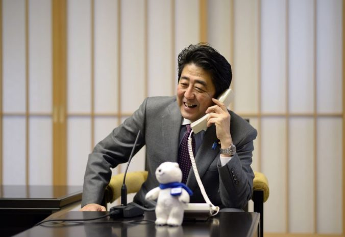 Japonský premiér chce znížiť daň pre firmy. minfin sa bráni