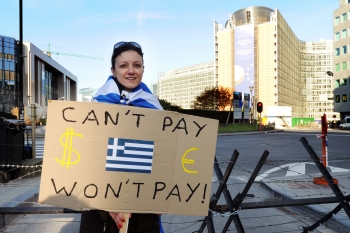 Podiel zlých úverov v gréckych bankách vlani dosiahol 31 %