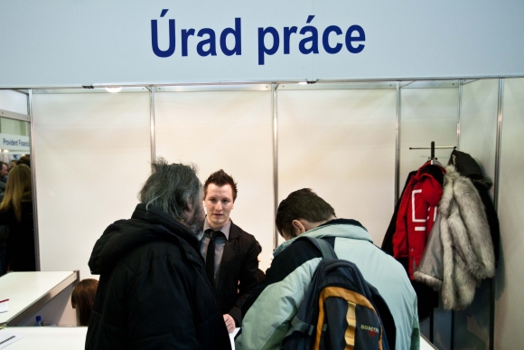 Nezamestnanosť na Slovensku vo februári klesla na 13,49 %