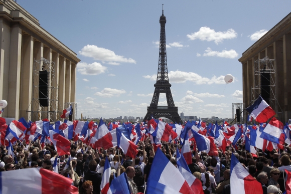 Francúzsky premiér sľubuje ďalšie daňové škrty