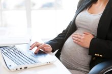 Tehotná žena za počítačom