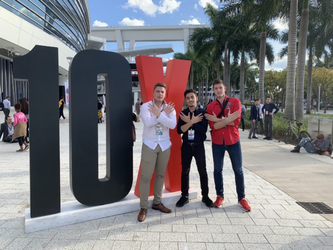 Viktor, Milan a Aman z Digination na konferencii 10X v Miami