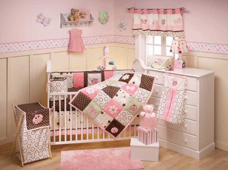 Кроватка и комод в детской комнате для девочек