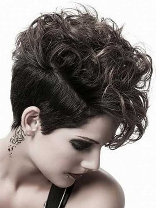 Best Short Haircuts For Curly Hair 10
