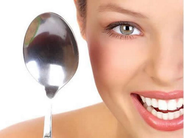 puffy eye care cold spoon