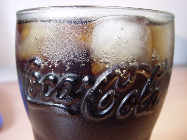 Coca cola_glas_mit_eis.jpg