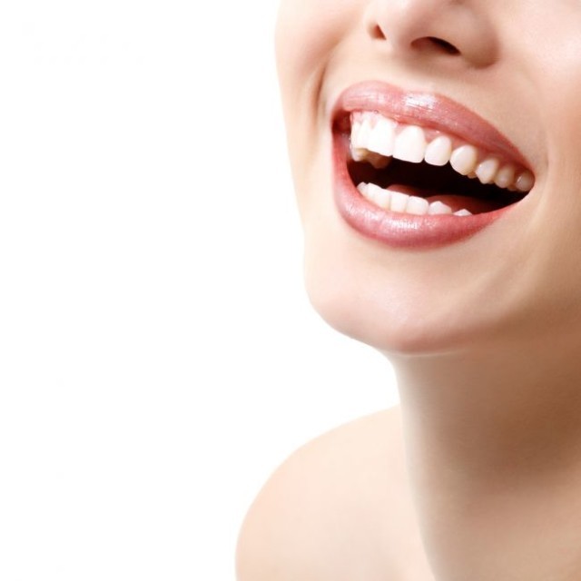 Zdrave biele zuby krasny usmev usta pery beauty smiat sa 640x640.jpg