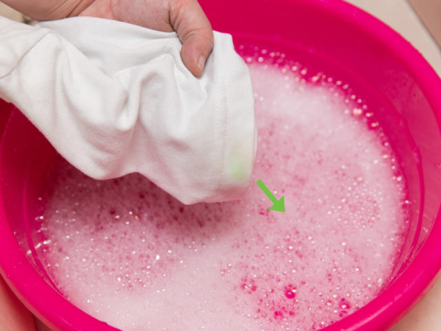 Remove oil stains with baking soda step 20.jpg