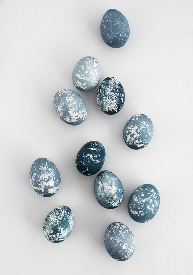 Post_naturally dyed speckled easter eggs diy 3.jpeg