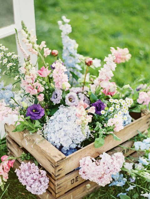 D863da3b178dd47bcfb11345fd240d72 whimsical wedding flowers old crates.jpg