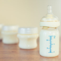 Materské mlieko inaktivuje vírus SARS-CoV-2, tvrdí štúdia