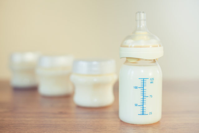 Materské mlieko inaktivuje vírus SARS-CoV-2, tvrdí štúdia