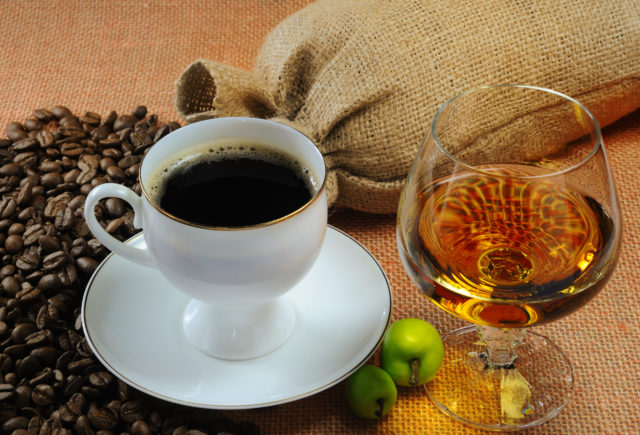 káva a alkohol