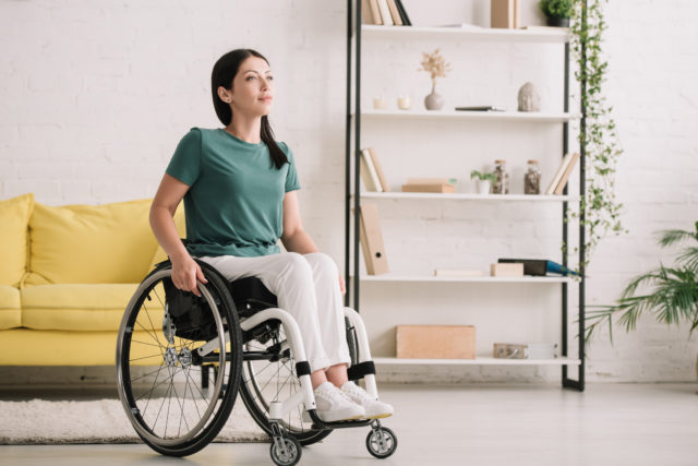 žena na vozíku