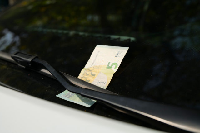 Pozor na bankovky za stieračom auta
