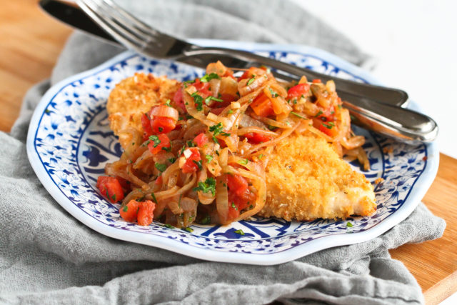 Baked crispy chicken with onions and tomatoes 00.jpg