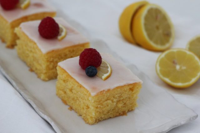 Jednoduchý koláčik s citrónovou polevou