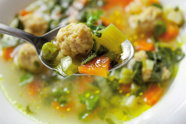 Zeleninová polievka s kuracími knedličkami