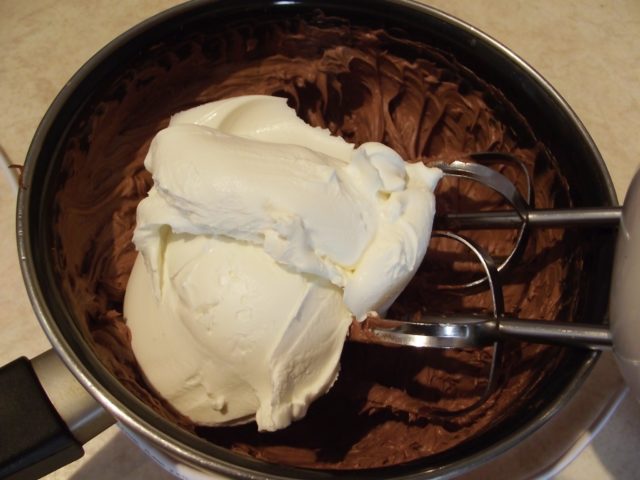 Desert rulada cu mac si crema de ciocolata 555254.jpg