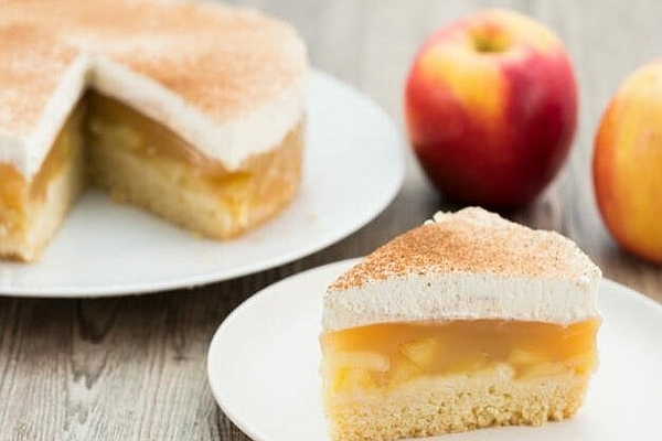 Jablkovo kremovy kolac s pudingom.jpg