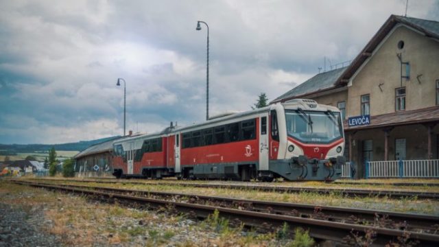 488172_zssk pre cestujucich na put do levoce vypravi 28 mimoriadnych vlakov na trati levoca spisska nova ves a spat 676x380.jpg