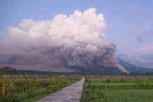 496866_indonesia_volcano_eruption_26075 624b3c7749d140e0b3b8edbc3fb9072e 676x451.jpg