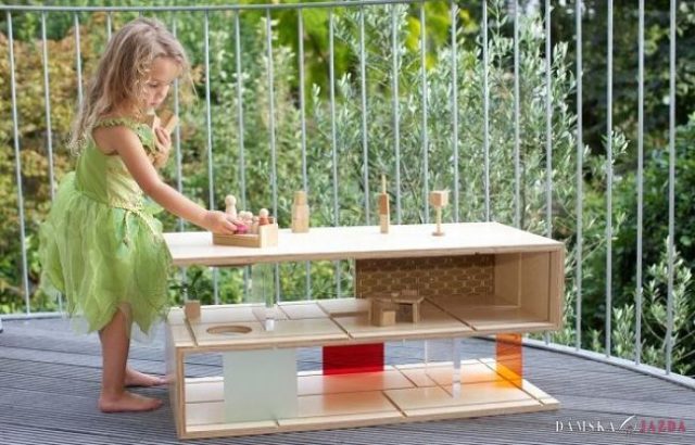Dizajnéri vytvorili stolík, ktorý v sebe skrýva domček pre bábiky