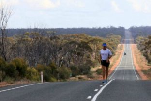 Austrálčan prešiel pešo okolo sveta, postaral sa o rekord