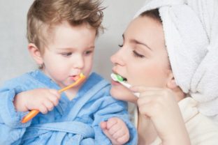 Zdravie, čisté zuby, umývanie zubov, matka, dieťa, hygiena, čistota