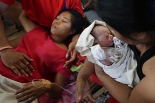 Filipínčanka uprostred besnenia tajfúnu porodila zdravé dieťa