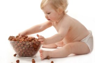 Dieťa, zdravie, orechy, jedlo, bábätko, batoľa, miska, lieskovce