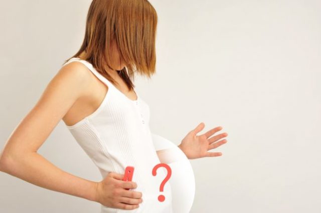 Žena s otáznikom na bruchu si nie je istá, či je tehotná
