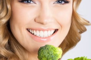 Brokolica, zelenina, zdravie, výživa, vitamíny, úsmev, žena, krása,