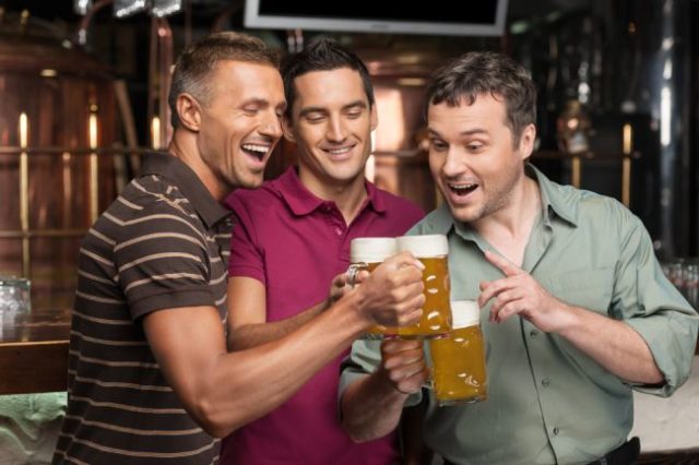 Zábava, partia, muži, piť, pivo, smiať sa, priatelia, bar, krčma,